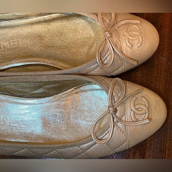 Chanel interlocking CC Bow Accent Ballet Flats in gold - Picture 7 of 12